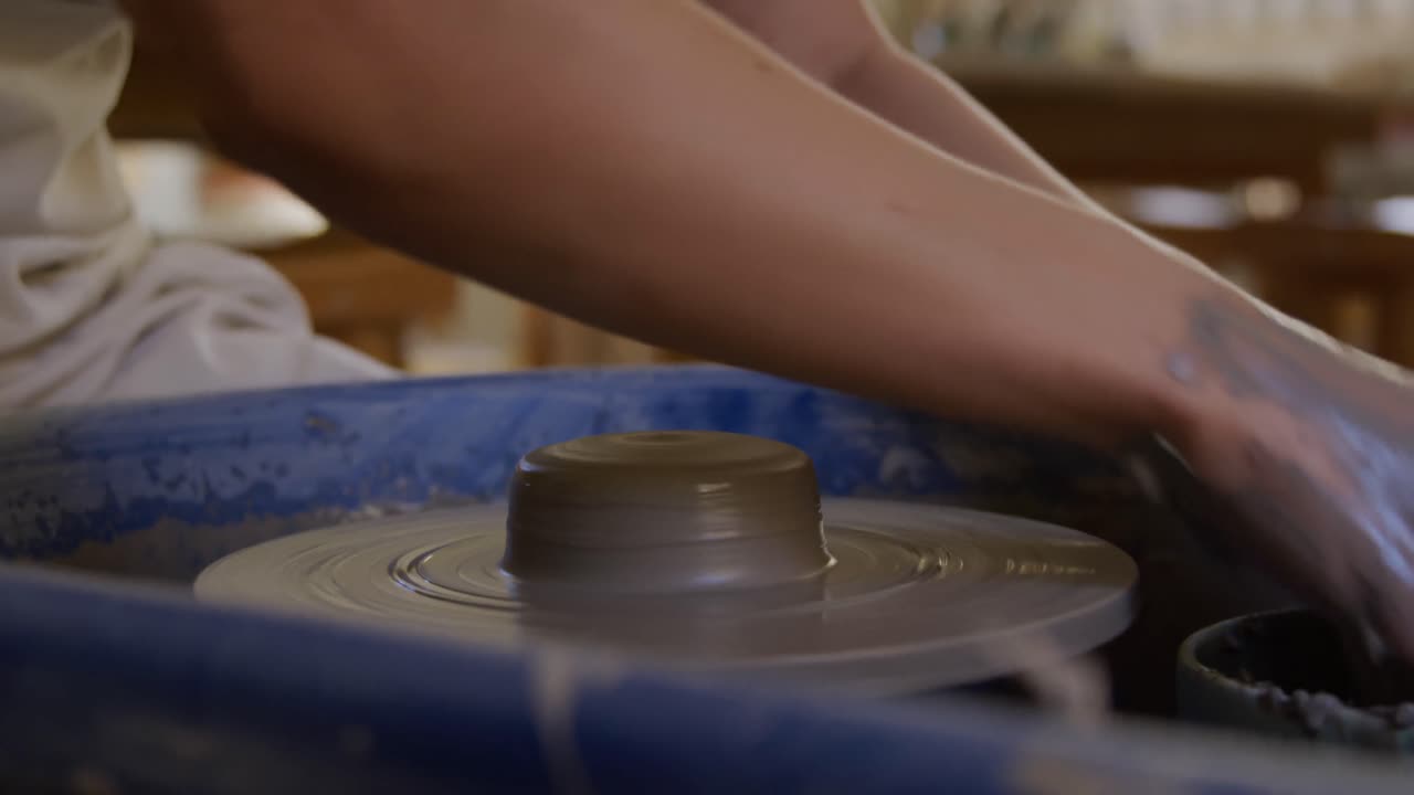 그녀의 스튜디오 에서 일 하는 젊은 여성 도자기 제작자