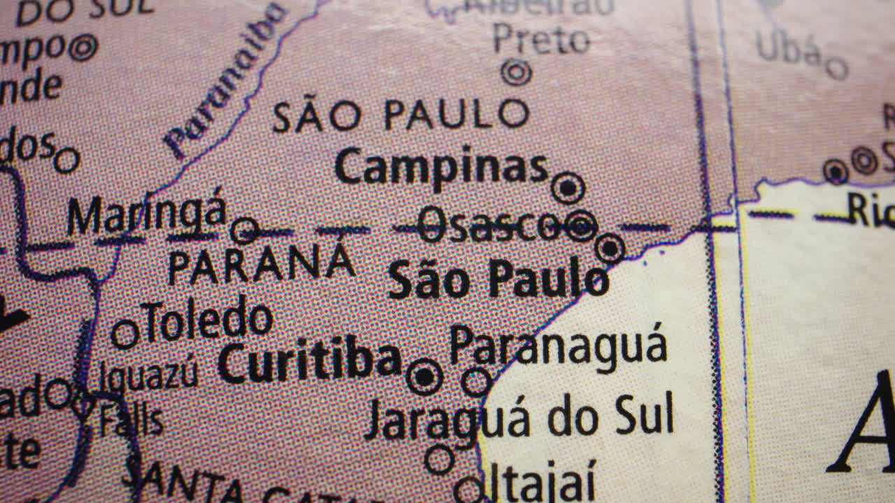 Vista de cerca de los estados de São Paulo y Paraná en un mapa de Brasil