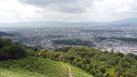 Vista-Superior-De-La-Montaña-Daimonji-De-La-Ciudad-De-Kyoto-En-Verano,-Punto-De-Vista-Del-Destino-De-Trekking-De-Viajes