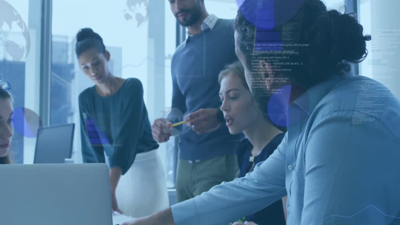 animación de gráficos, globos y lenguaje informático sobre diversos compañeros de trabajo que comparten ideas en la oficina