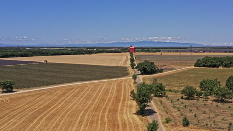 Sainte-Croix-Du-Verdon-Francia-Antena-V7-Paisaje-Rural-Establecimiento-De-Tiro-Drone-Sobrevuelo-De-Bajo-Nivel-Campos-De-Lavanda,-Olivares,-Plantaciones-De-Trufas-Y-Tierras-De-Cultivo---Julio-De-2021