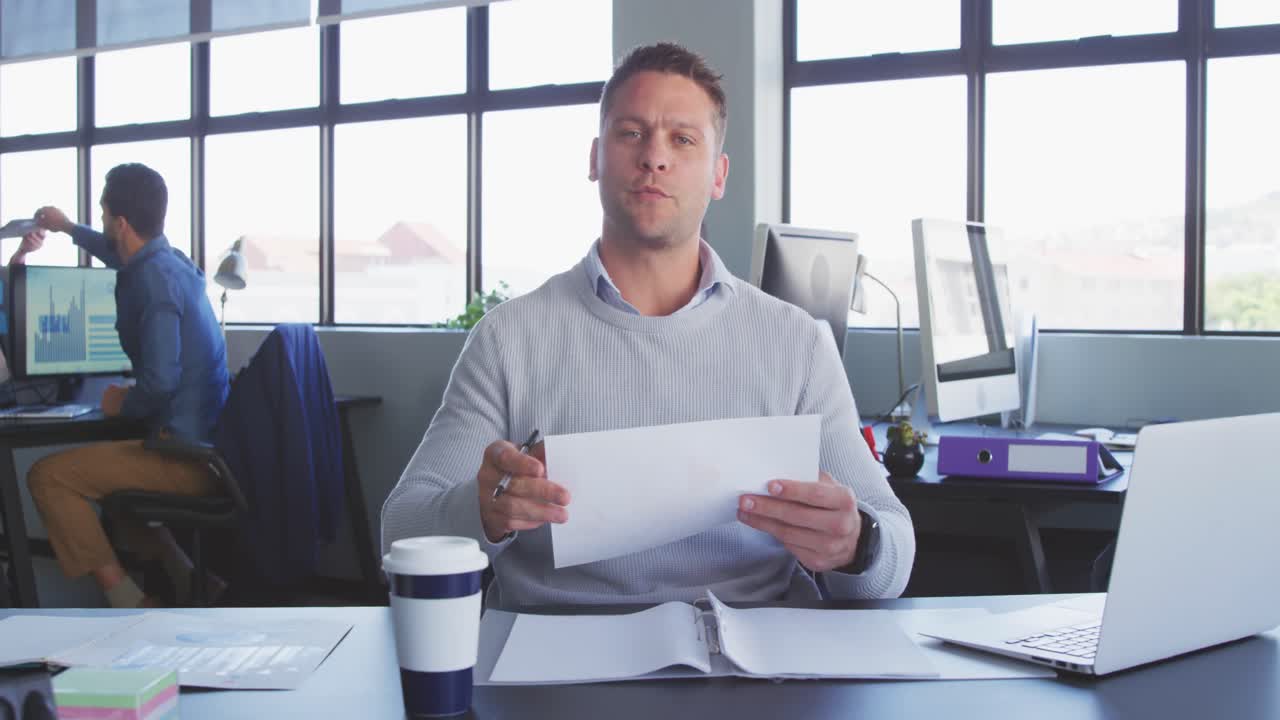 hombre de negocios entrevistando a alguien en una oficina moderna