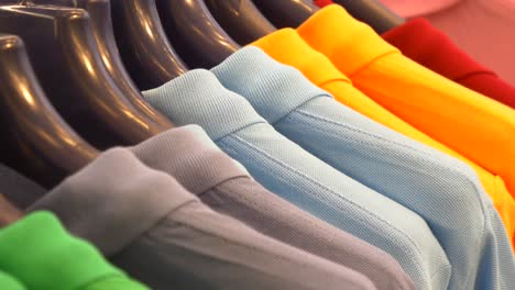 camisas de polo coloridas en colgadores