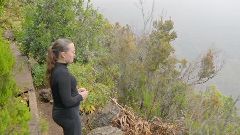 Junge-Frau-Mit-Brille-Dreht-Ein-Video-Vor-Der-Meereslandschaft