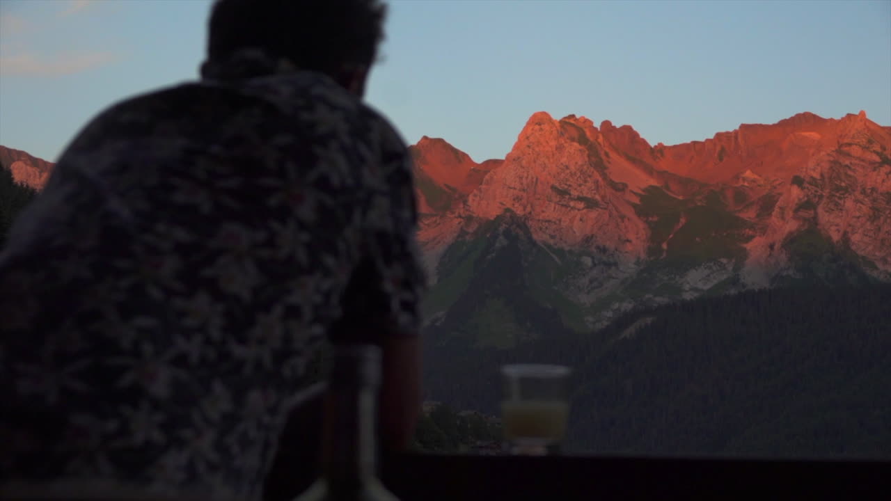 foto de un hombre adulto solo de pie y mirando una hermosa cordillera cubierta de nieve en aravis francia al amanecer