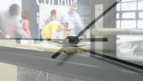 colegas que trabajan en una oficina ocupada