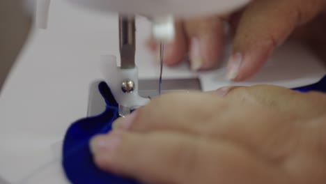 primer plano de la máquina de coser en acción, haciendo artesanías creativas hechas a mano