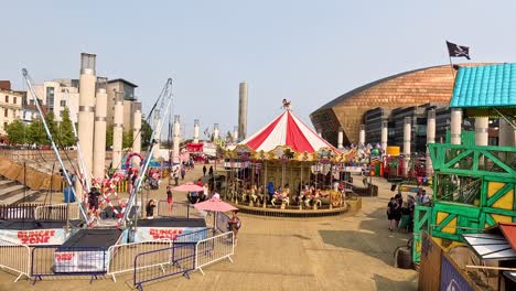 niños disfrutando de un paseo en carrusel en cardiff