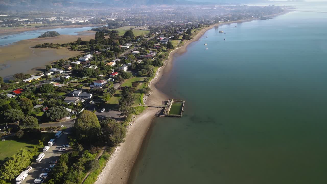 Motueka Salt Water Baths offentlig svømmebasseng på New Zealands kyst - dronebilde fra luften.