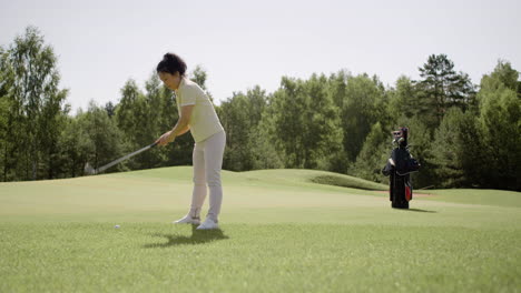 Unexperienced-asian-woman-playing-golf