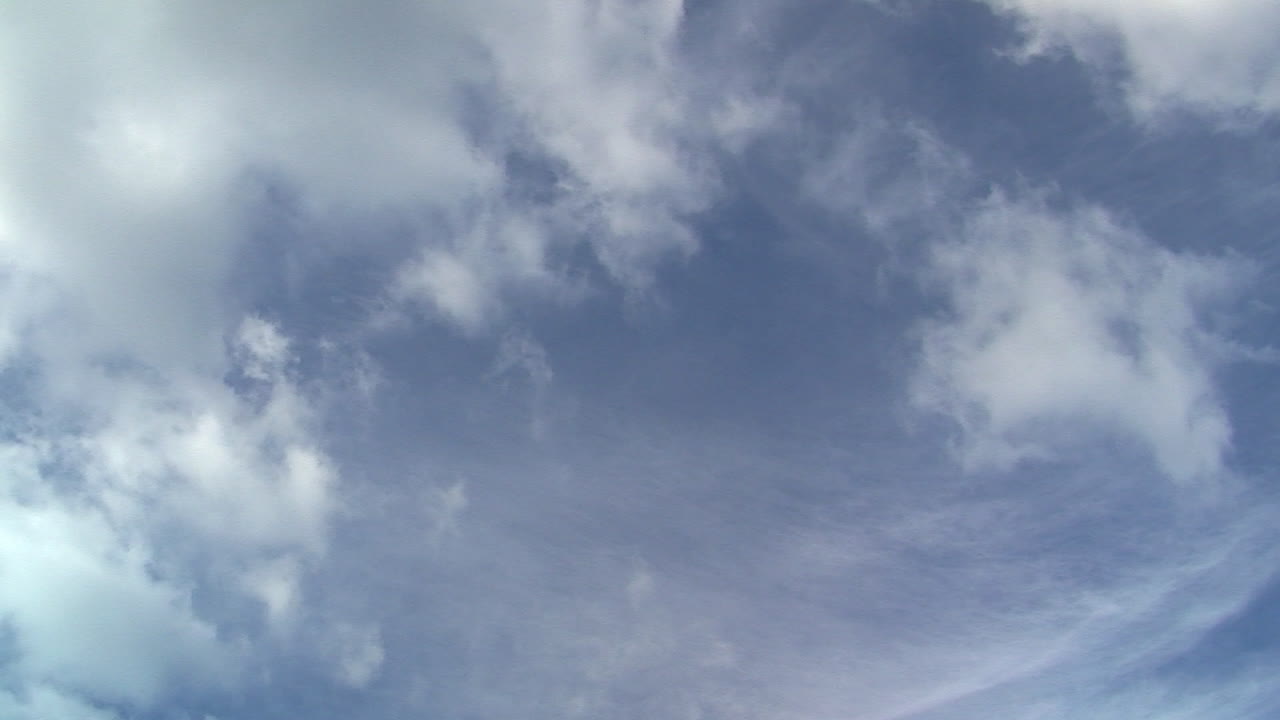 두 단계의 구름이 시간 경과 동작에서 반대 방향으로 이동합니다.