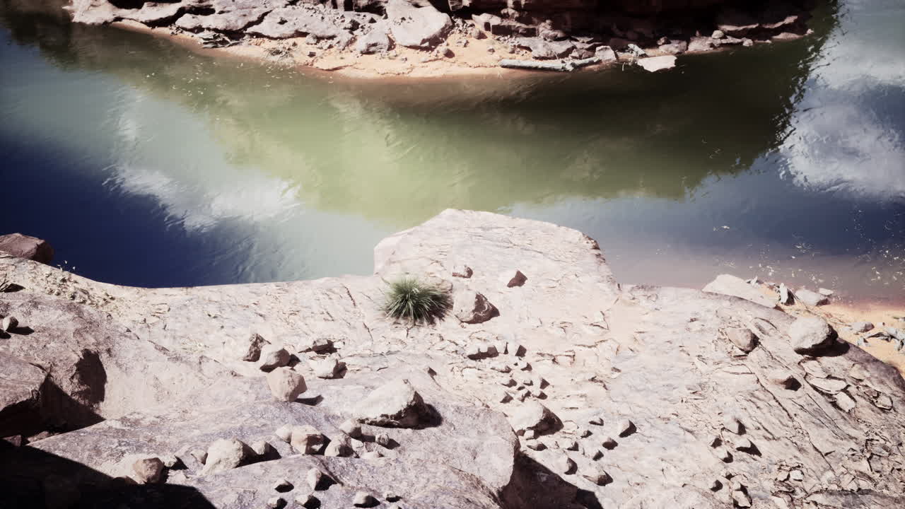 vista aérea de un cañón con un río