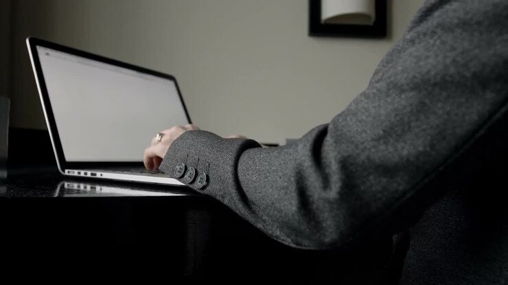 Geschäftsfrau arbeitet am Laptop in modernem Hotel 4k.