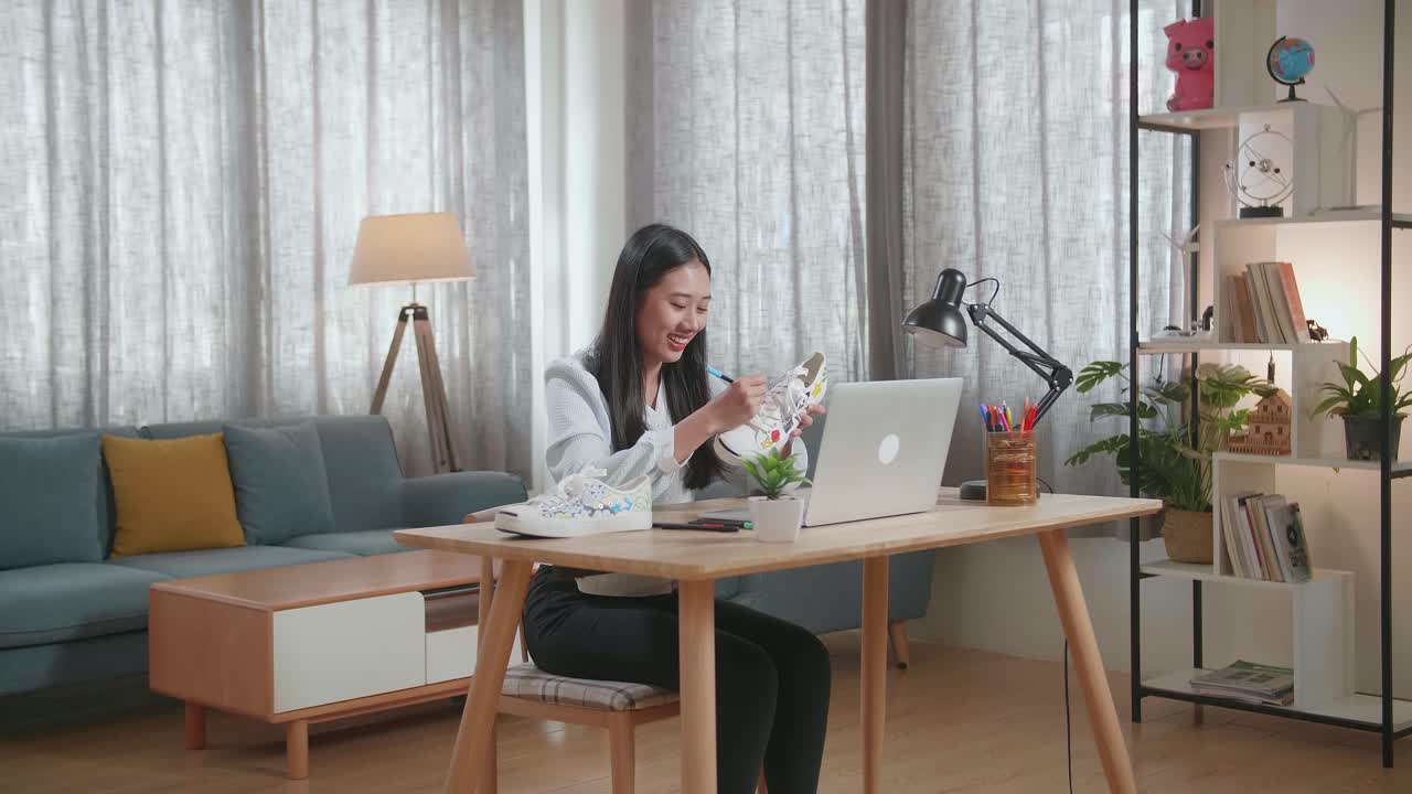 집에서 신발을 칠하는 여자