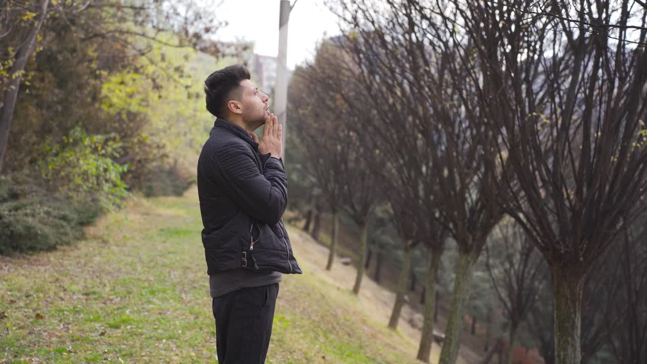 도시 밖에서 서 있는 남자. 좌절.