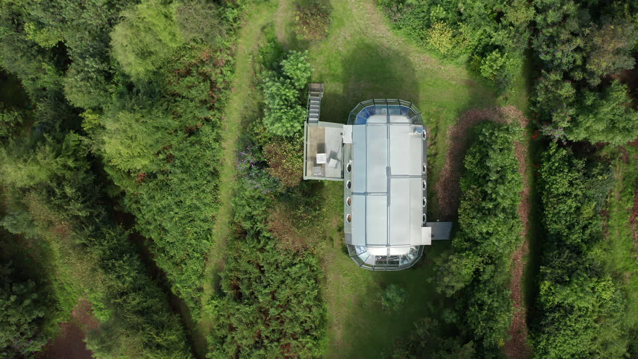antena de arriba hacia abajo - una casa de aluminio desde arriba en escocia