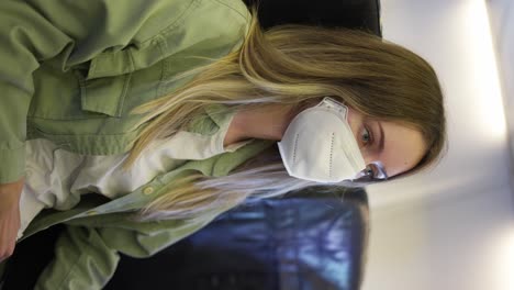 mujer con respirador blanco dentro del avión