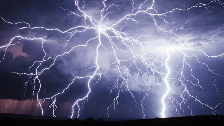Uno spettacolo drammatico della furia della natura: fulmini affascinanti illuminano le nuvole scure durante un cielo notturno tempestoso.