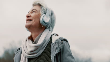 Kopfhörer,-Musik-Und-ältere-Frau-In-Der-Natur