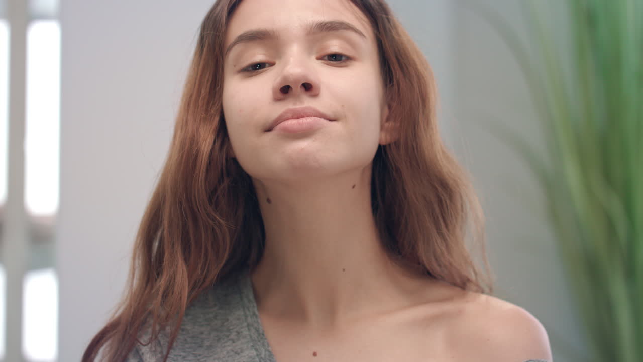 mujer alérgica joven rascándose la nariz frente a la cámara. mujer sintiendo síntomas de gripe