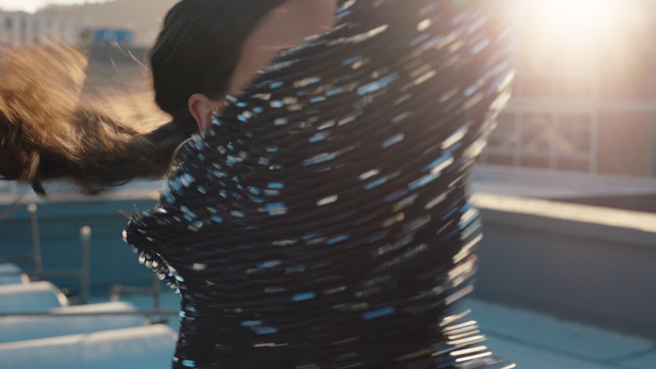 옥상에서 춤을 추는 아름다운 여성 젊은 브라질 여성은 해가 지는 도시에서 라틴 댄스 동작을 수행합니다.