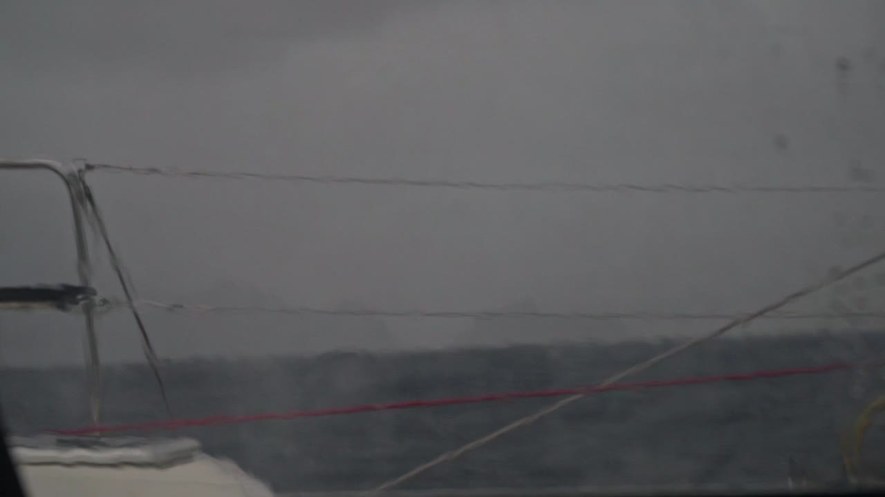 descubriendo una isla remota en el clima tormentoso gris