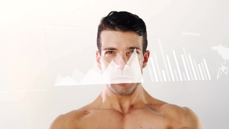 Oberkörperfreier Mann hebt Kettlebell in Richtung Kamera, Fitness-HUD-Datenüberlagerungen erscheinen auf der Brust