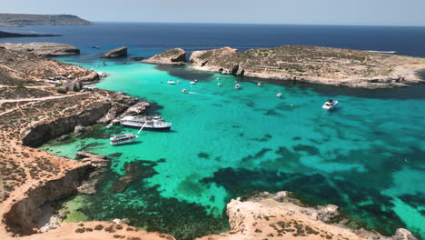 imágenes de drones volando sobre barcos, personas y motos de agua en la increíble laguna azul en la isla de comino en malta