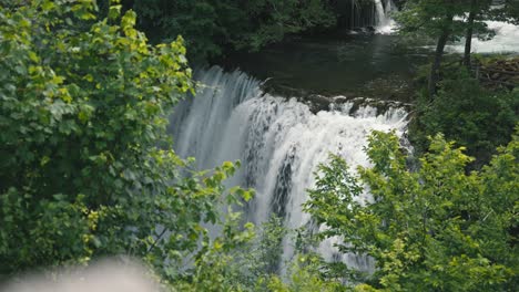 Large-waterfall-flowing-through-dense-greenery-in-Rastoke,-Croatia