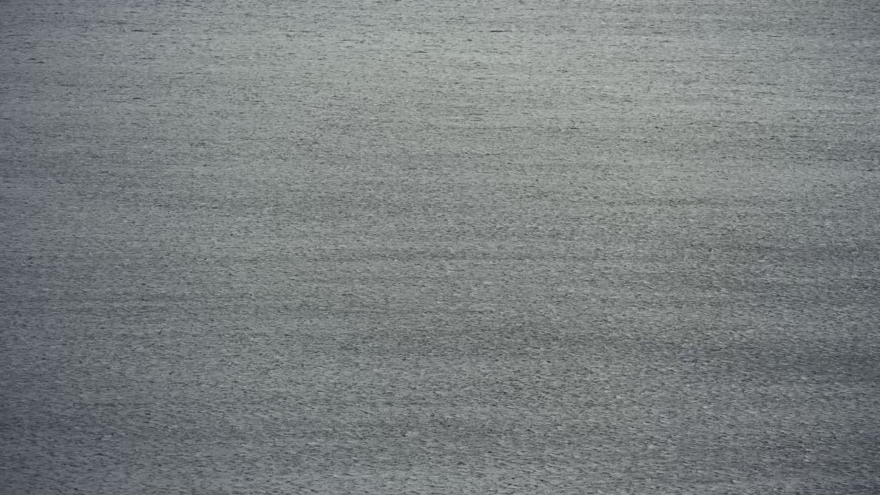 el fino patrón de olas y gotas de lluvia durante el día de viento y lluvia