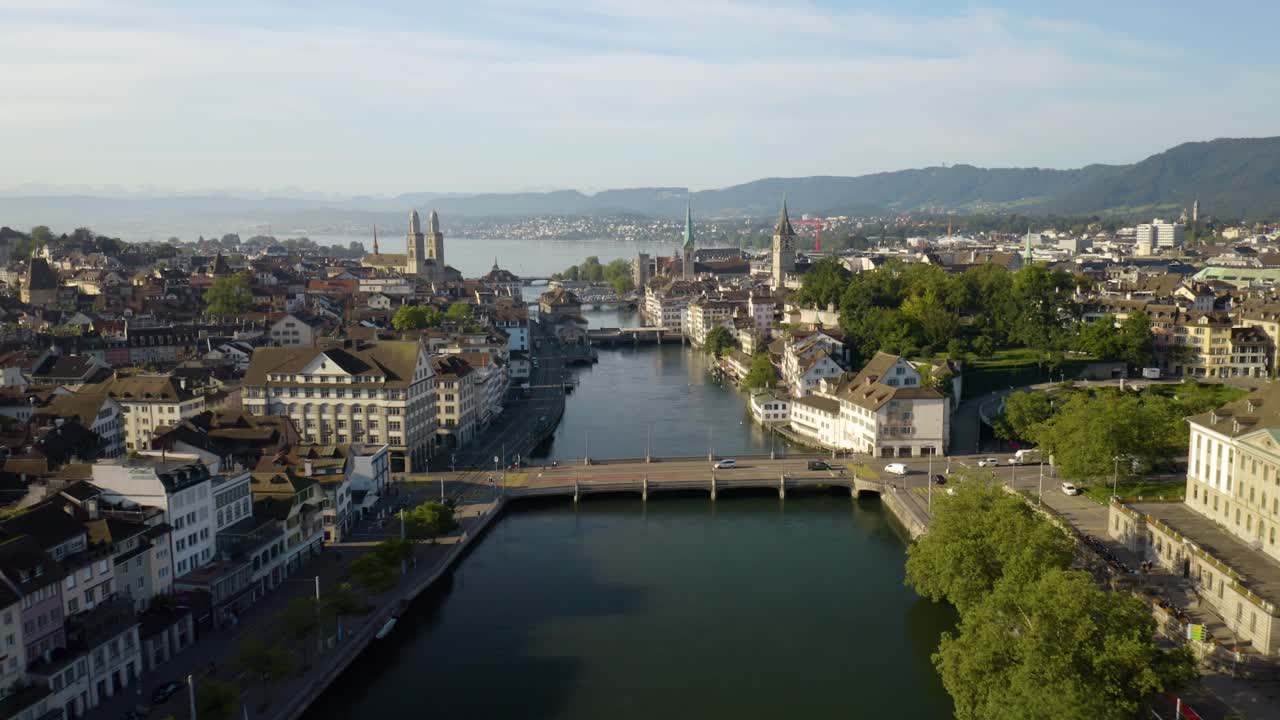 drone volando sobre el río limmat en zurich, suiza en un hermoso día de verano