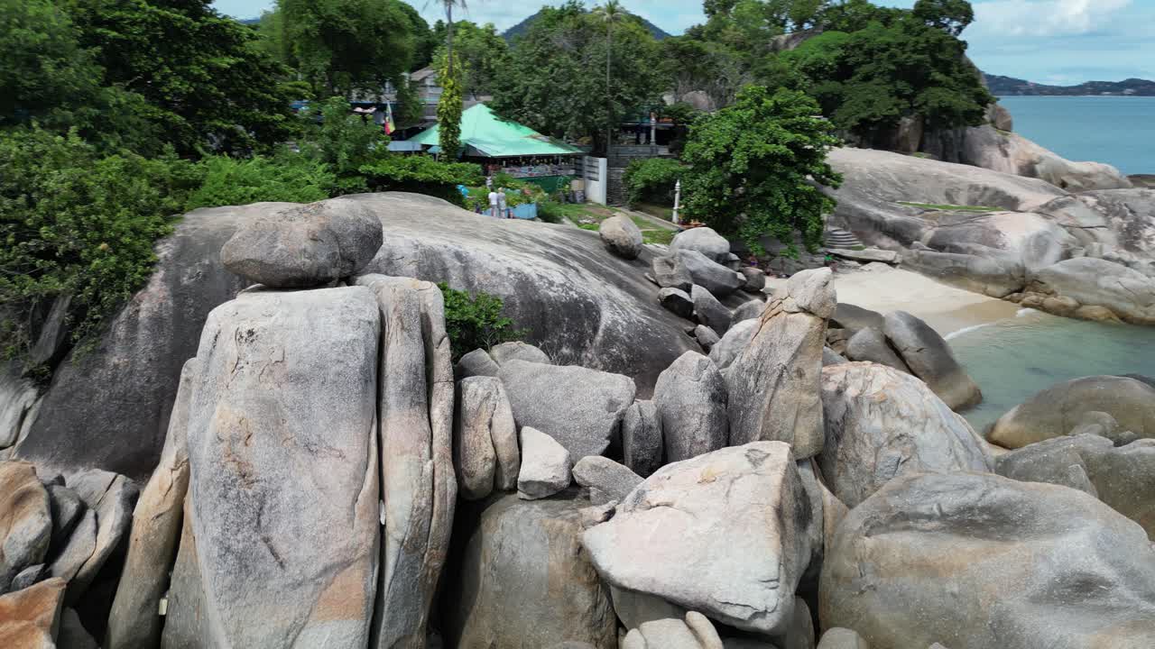 배경 에 두꺼운 초록색 나무 와 함께 해변 에 있는 거대한 바위 들 과 바위 들 의  ⁇ 어리 의 360도 전망