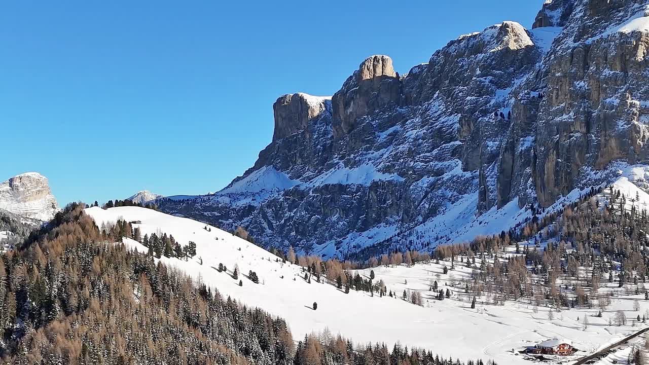Alperne dækket af sne i Italien om vinteren