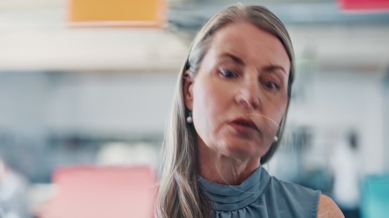 nota adhesiva, vidrio y mujer de negocios pensando