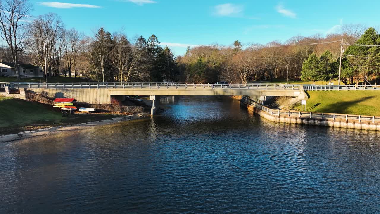 на низкой высоте летит над зимней водой