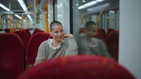 mujer viajando en un tren
