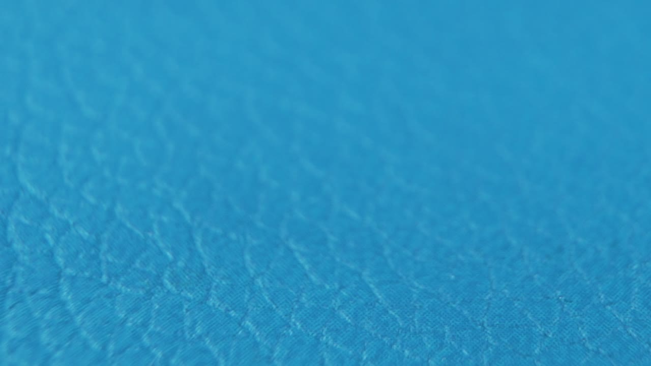 una toma macro de un patrón de textura abstracta azul, movimiento cinematográfico, cámara lenta 120 fps, alta definición completa