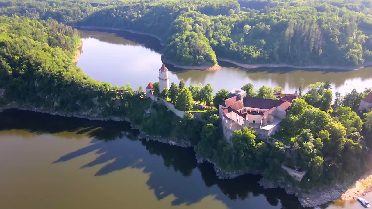 Vista aerea al tramonto del Castello di Zvikov sopra il lago artificiale di Orlik nel paesaggio ceco.