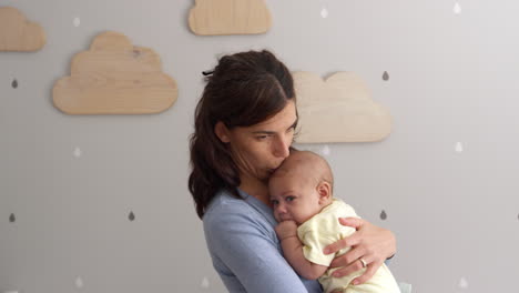 madre consolando al bebé hijo en la guardería