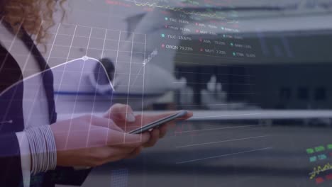 animación del procesamiento de datos sobre una mujer de negocios caucásica que usa un teléfono inteligente