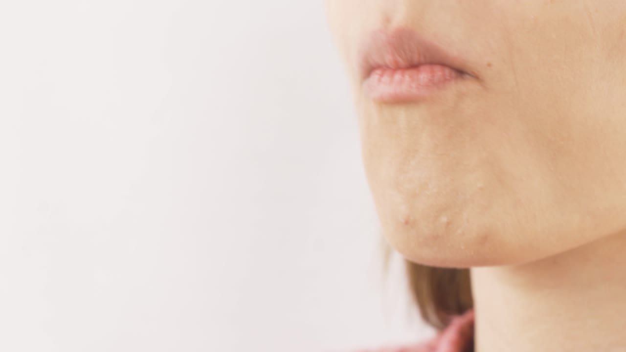 un primer plano de una mujer comiendo papas fritas.