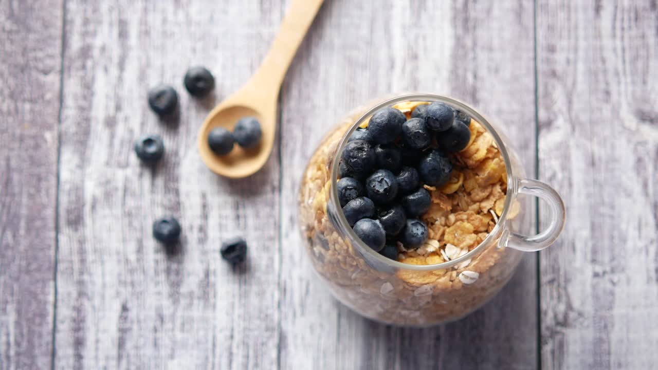 Parfait di granola salutare con mirtilli