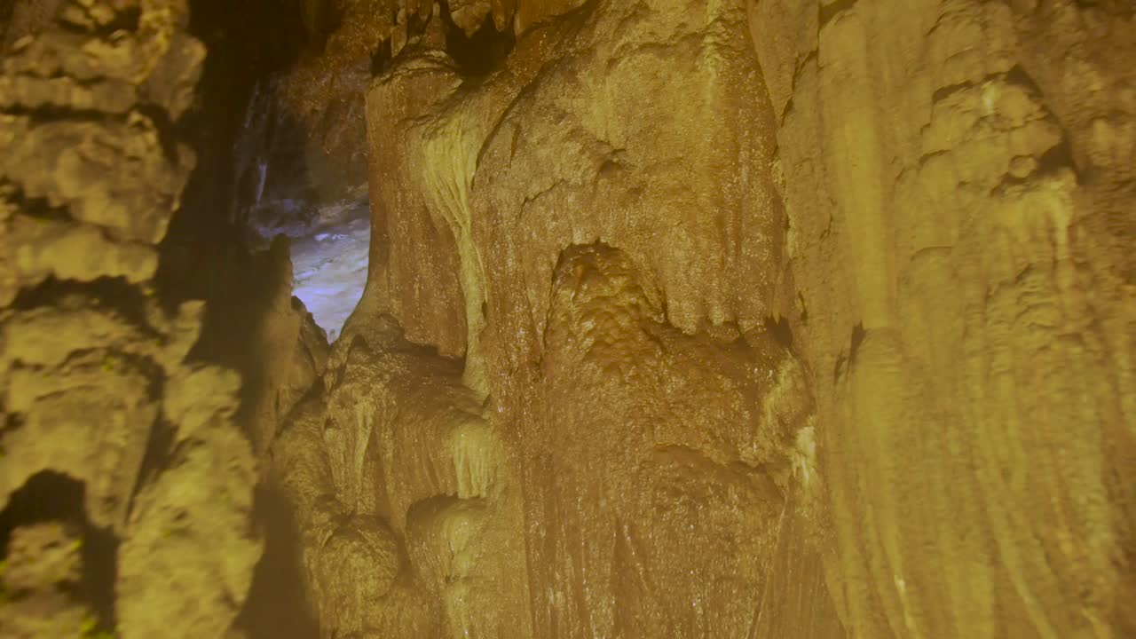 estalactitas y estalagmitas iluminadas en naranja en el complejo de cuevas más grande son doong en phong nha vietnam