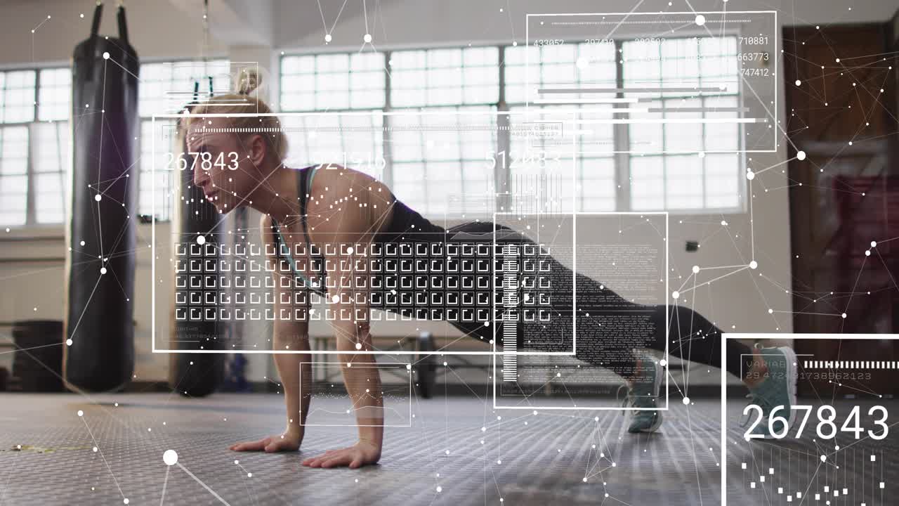 Nainen aloittaa suorien käsivarsien lankkuasennon ja tekee punnerruksia, HUD seuraa toistoja ja biometrisiä tietoja kuntoilua varten.