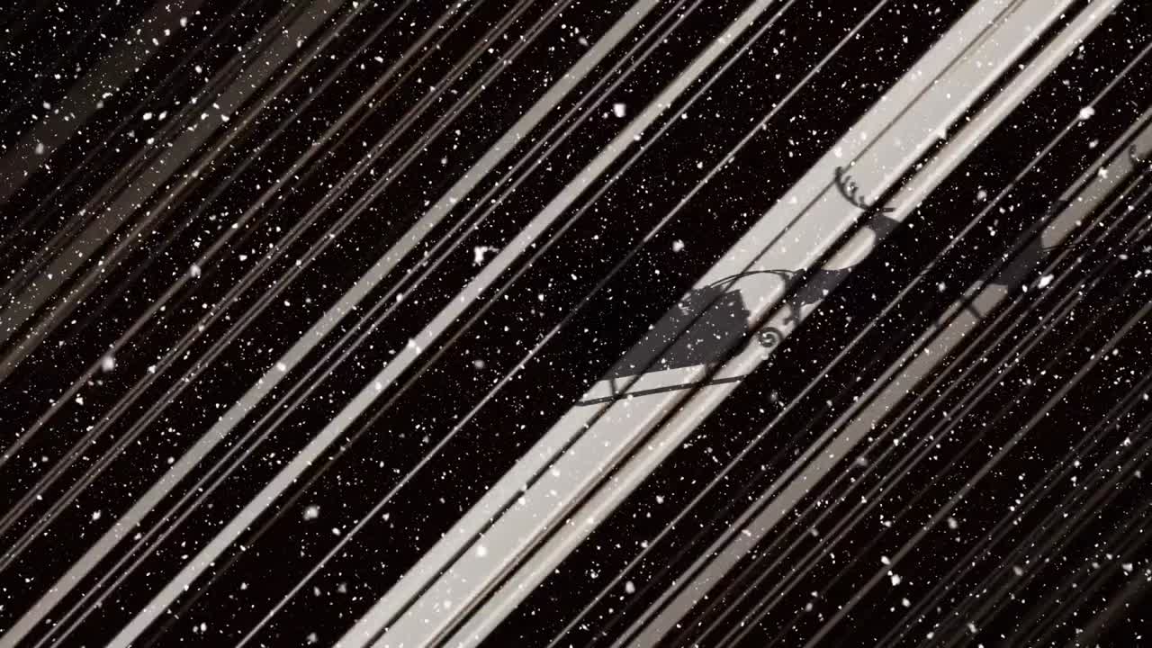 검은 바탕에 움직이는 사 ⁇ 과 함께 슬레이에서 산타클로스 위에 내리는 눈의 애니메이션