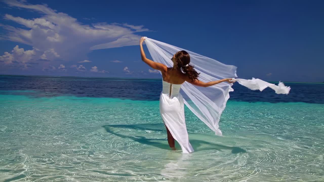 열대 해변 에 있는  드레스 를 입은 여자