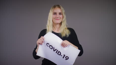 Junge-Blonde-Frau-Reißt-Covid-19-Zeichen