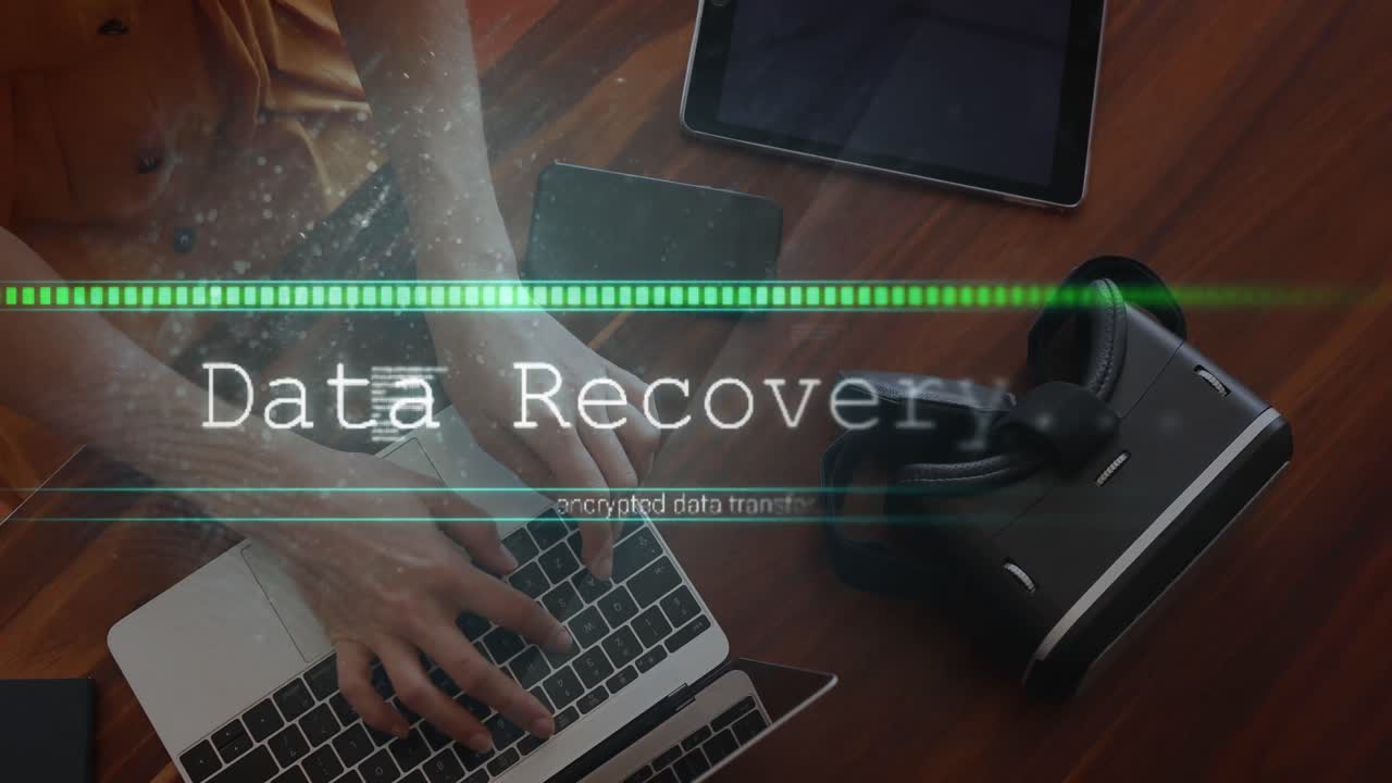 animación del procesamiento de datos sobre un hombre de negocios caucásico que usa una computadora portátil