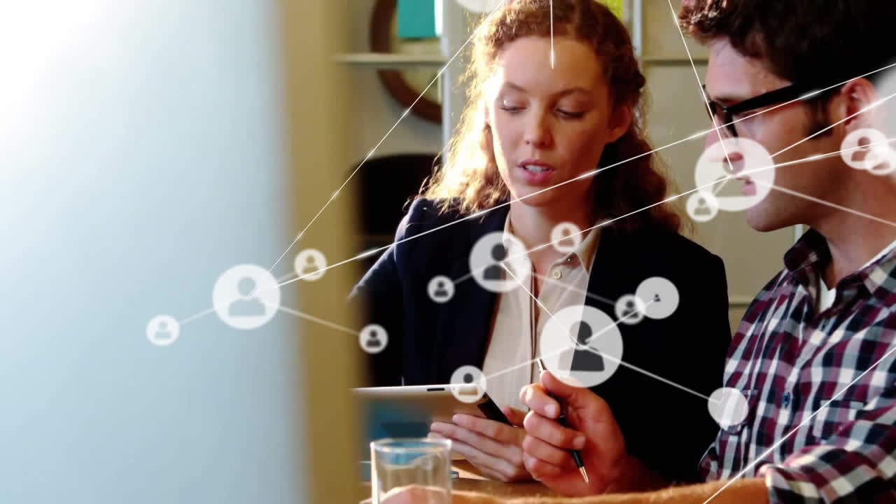 animación de la red de conexiones con iconos sobre hombres de negocios caucásicos hablando