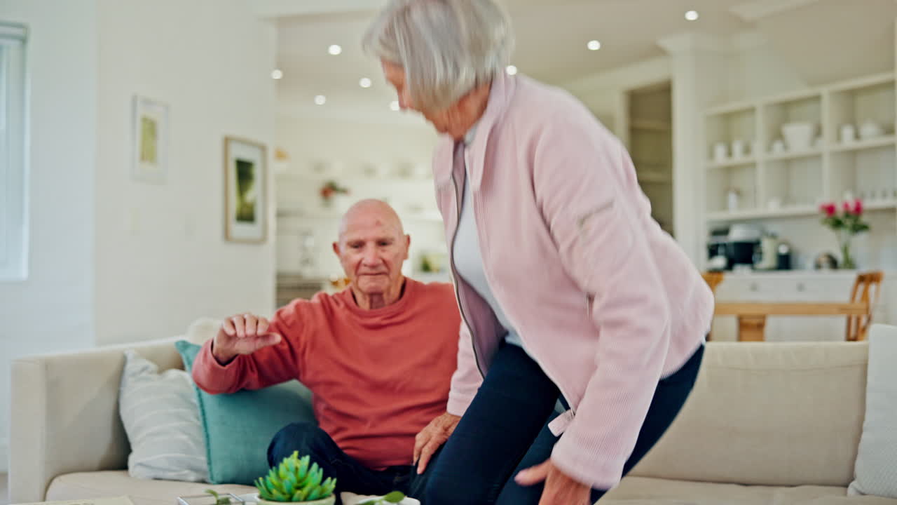 커피, 고등 부부 및 거실에서 아침